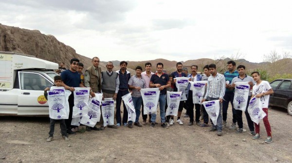  توزیع کیسه زباله به مسافرین و گردشگران در روز طبیعت توسط محیط بانان پارک ملی توران- محیط بانی عباس 